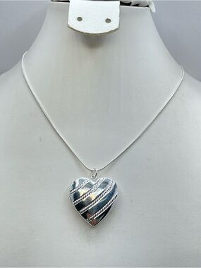 Silver Heart Locket Necklace Romantic Dainty Minimalist New Keepsake